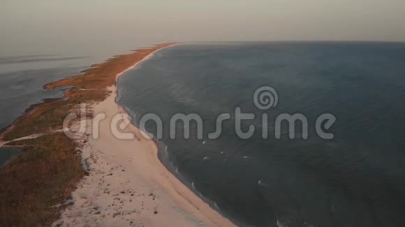宁静的海洋和沙滩海岸全景视频的预览图