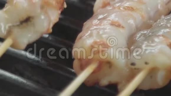 一只煎虾的慢镜头视频的预览图