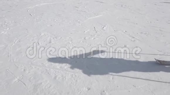 滑雪者靠近摄像机腿视频的预览图
