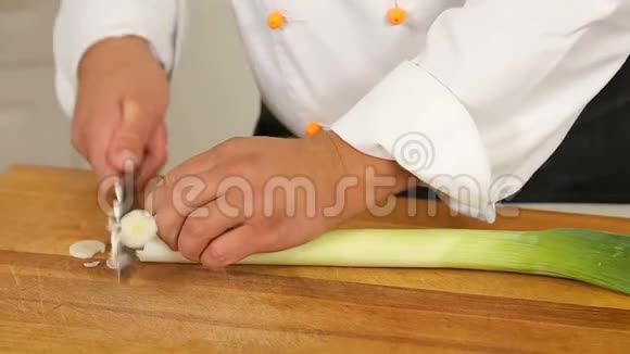 厨房里用刀切韭菜视频的预览图