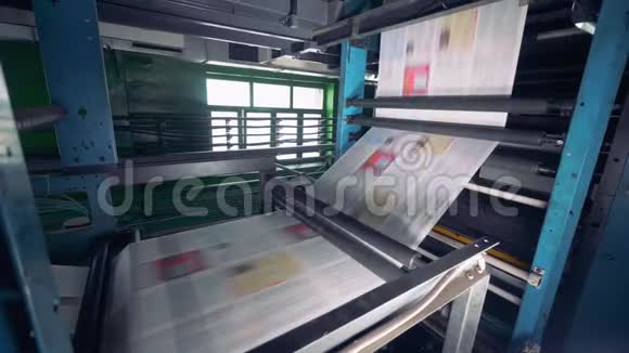 有许多报纸的印刷机制作报纸的车间视频的预览图