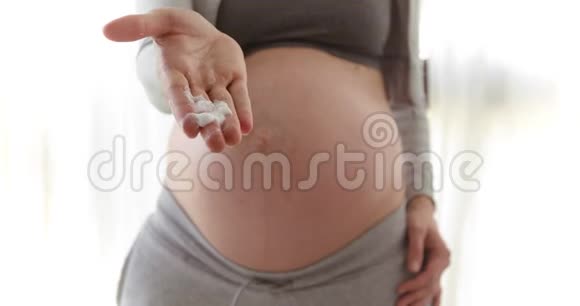 孕妇用抗拉伸乳膏来肚子视频的预览图