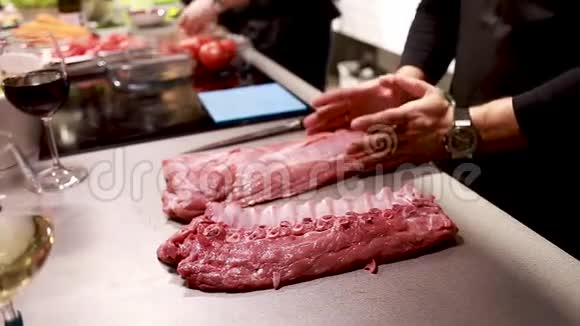 厨师长将炒肉牛排放入锅中从菜中蒸出来美食大师班选择性集中视频的预览图