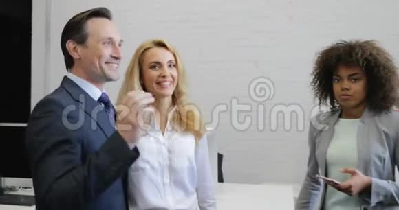 商务人士小组交流专业人士团队交流分享想法快乐微笑的同事在办公室视频的预览图