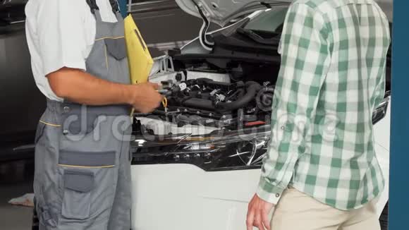车主与加油站的汽车修理工握手视频的预览图