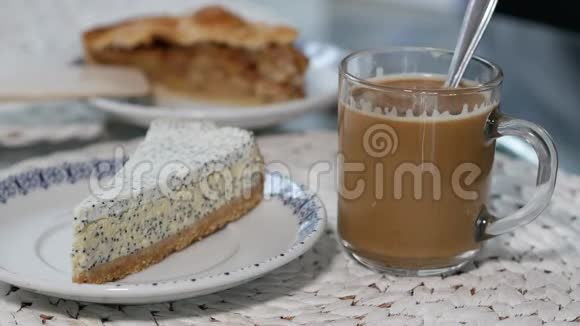 美味的奶酪芝士蛋糕和咖啡杯视频的预览图