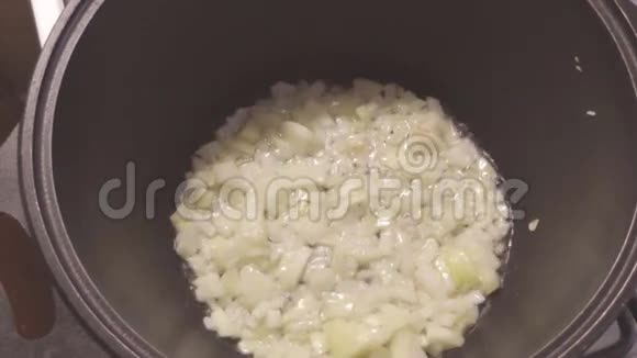 在砂锅里煮洋葱吃油视频的预览图