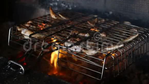 烧烤架上的鸡肉户外烹饪视频的预览图