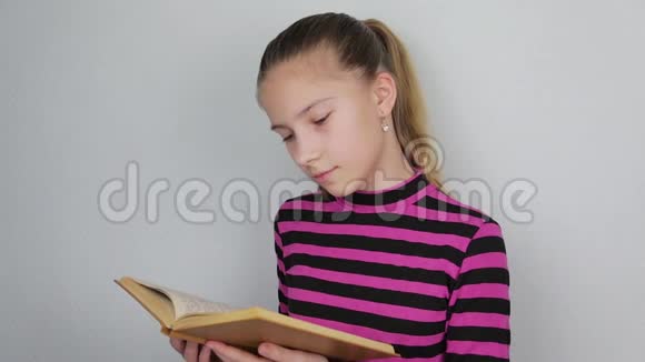 可爱的少女微笑着用心读书视频的预览图