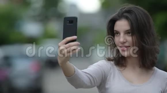 年轻快乐的美女在户外街头自拍视频的预览图