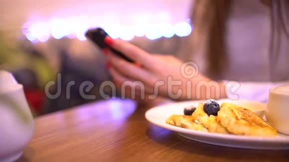女人在食物的背景上用电话手机在女人手里女人在智能手机上打字视频的预览图