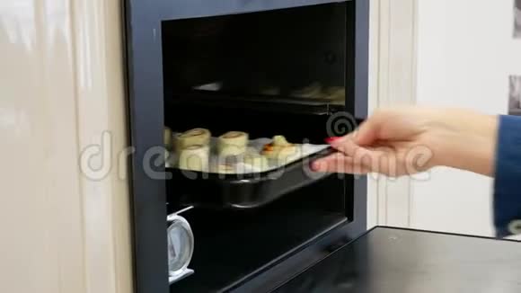 在旧厨房烤箱里烤甜卷视频的预览图