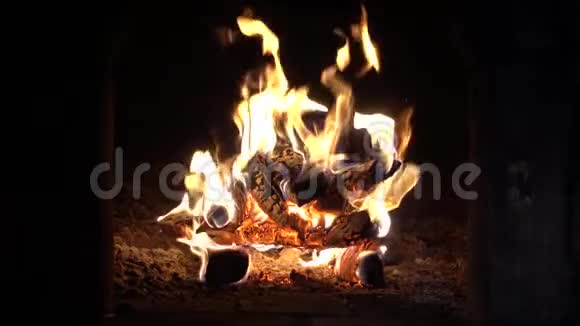 壁炉里的火慢了视频的预览图