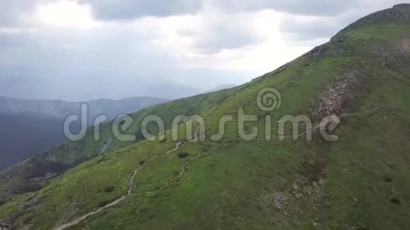 从空中俯瞰山脉喀尔巴阡山脉视频的预览图