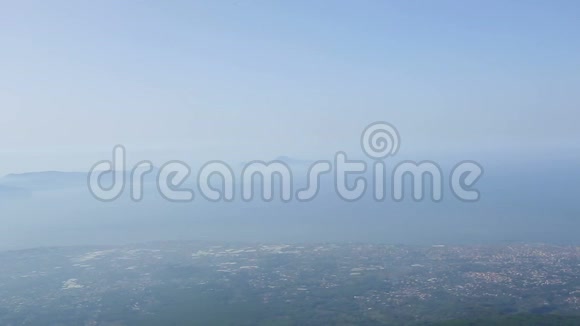 位于火山山脚下的城市从维苏威火山到雾中的那不勒斯的概况视频的预览图