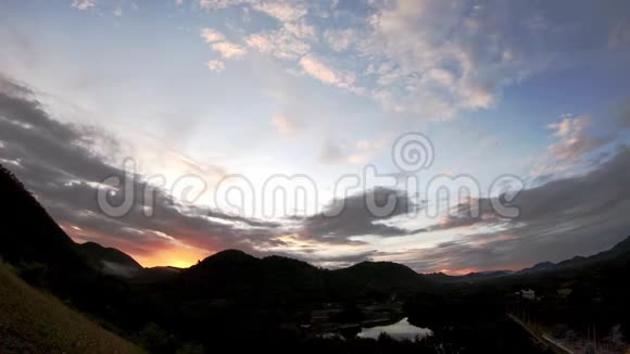 太阳和云层的反射在天空中快速移动背景山和池塘在彭查布里的开克拉昌大坝视频的预览图