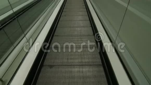 商场的自动扶梯视频的预览图