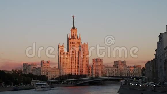 日落时分莫斯科的Kotelnicheskaya海堤摩天大楼视频的预览图