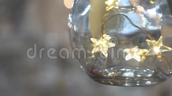 背景上的玻璃圣诞装饰品视频的预览图