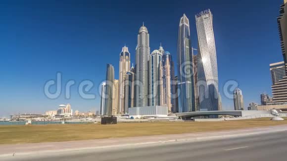 迪拜海滨摩天大楼的风景船的时间推移超移天际线从海中看阿拉伯联合酋长国视频的预览图