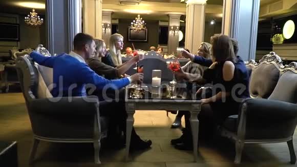 一群朋友在一家高级餐厅里用鸡尾酒碰杯视频的预览图