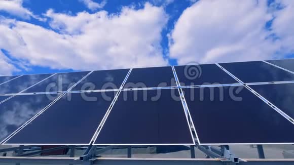 安装屋顶的新型太阳能阵列视频的预览图