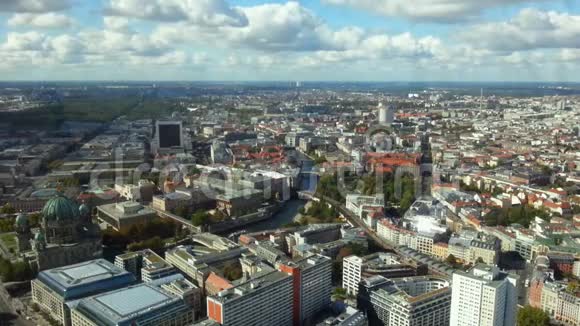 美丽的时光流逝柏林的城市生活和多云的天空从电视塔观看视频的预览图
