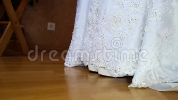 新娘在婚礼礼服的特写中展示高衬度白鞋视频的预览图