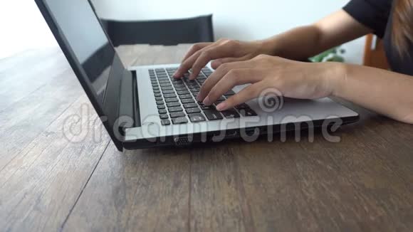 女人的手在笔记本电脑或电脑键盘上工作和打字视频的预览图