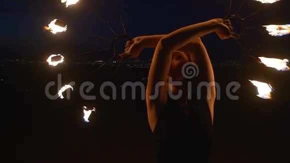 女人旋转燃烧的火炬视频的预览图