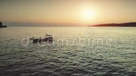 空中无人机射击渔船剪影视频的预览图