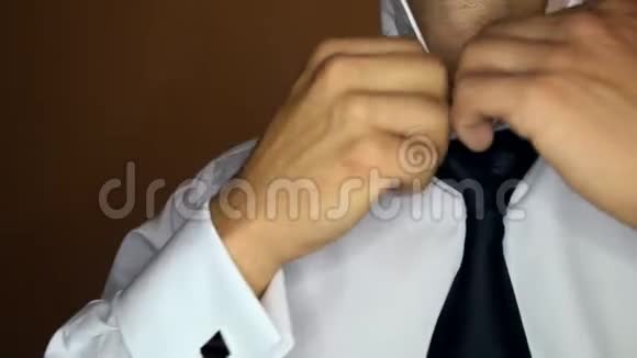 男式紧身衬衫领子收紧深色领带特写视频的预览图