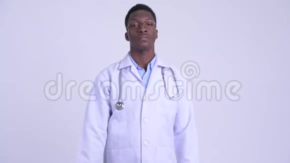 年轻的非洲医生指着摄像机视频的预览图