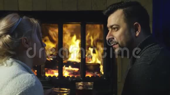 浪漫的情侣在火炉前放松视频的预览图