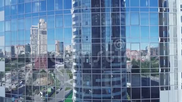 商业中心的空中视频照相机在摩天大楼的正面飞过拍摄地点靠近摩天大楼视频的预览图