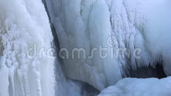 春天河上的冰瀑布视频的预览图