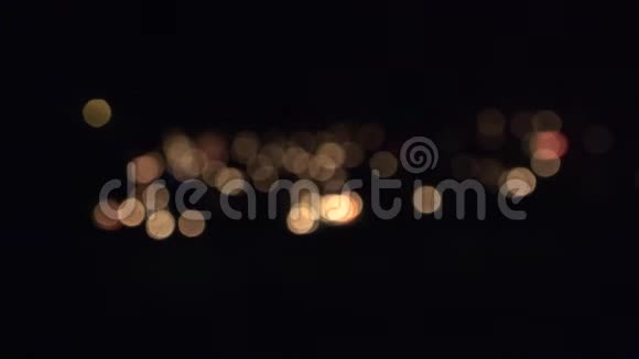 晚上把点燃的宗教蜡烛集中在坟墓上4K视频的预览图