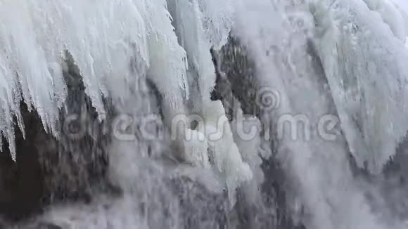 春天河上的冰瀑布视频的预览图