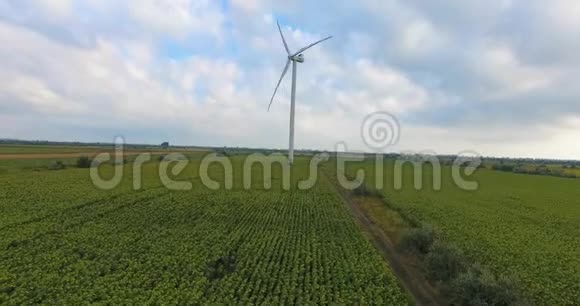 空中观景台美丽的风车涡轮机风能涡轮机空中无人机射击4K视频的预览图