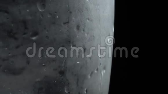 旋转中的冰水玻璃的宏观特写镜头视频的预览图