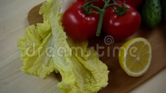 黄瓜中国沙拉番茄柠檬洋葱剪板录像上的蔬菜视频的预览图