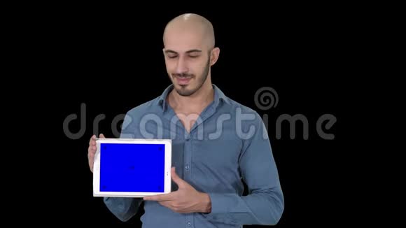 微笑的休闲男子呈现一个平板电脑空白屏幕阿尔法频道视频的预览图
