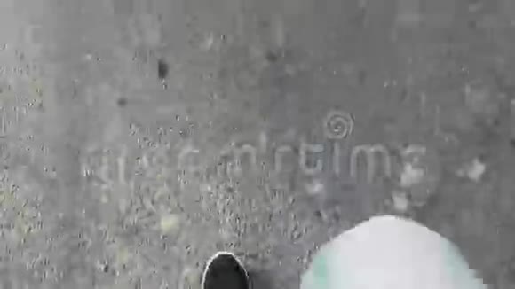 在路上行走的人波夫视频的预览图