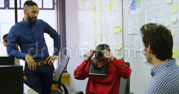 行政人员在办公桌4k上戴虚拟现实耳机视频的预览图