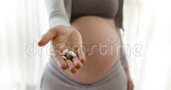 孕妇手拿药丸视频的预览图