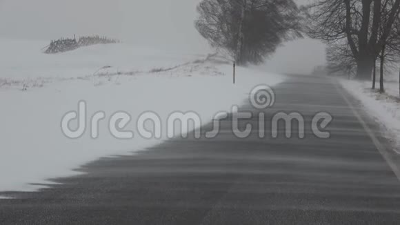 暴风雪冬季的一道雪景视频的预览图