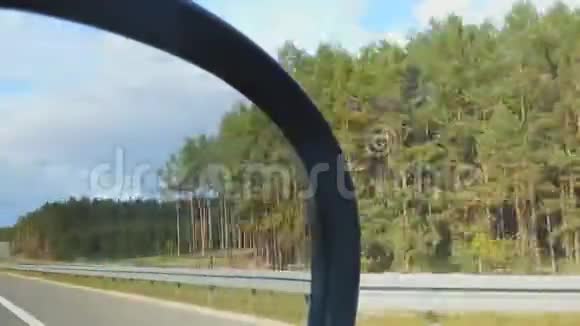 汽车高速行驶从乘客座位观看路边景观视频的预览图