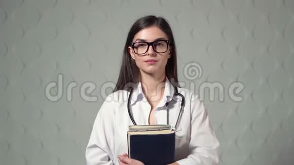 医学生肖像视频的预览图