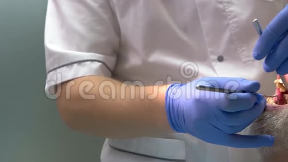戴手套的男牙医视频的预览图