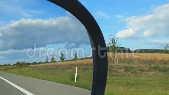汽车在高速公路上行驶从乘客座位上观看路边的田野和森林视频的预览图